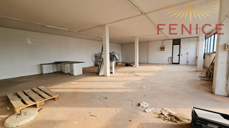 In zona artigianale di Asolo, proponiamo in vendita/affitto un ampio spazio commerciale e direzio...