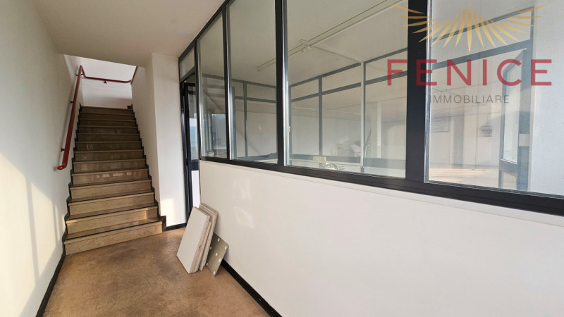 In zona artigianale di Asolo, proponiamo in vendita/affitto un ampio spazio commerciale e direzio...