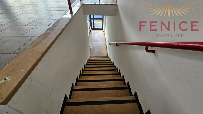 In zona artigianale di Asolo, proponiamo in vendita/affitto un ampio spazio commerciale e direzio...