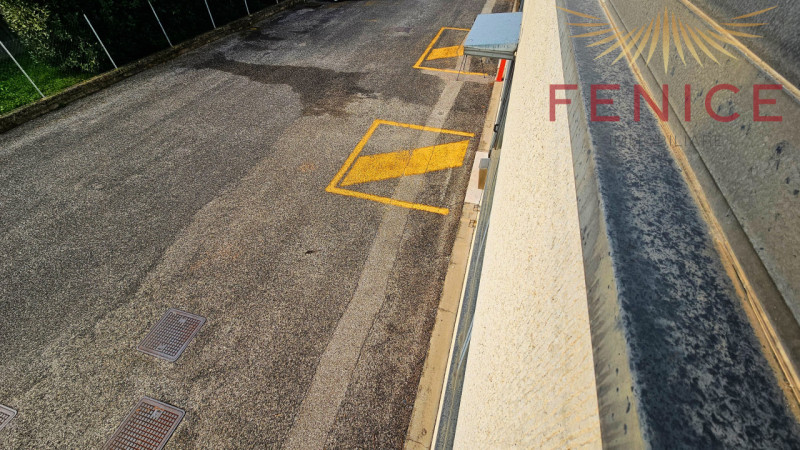 In zona artigianale di Asolo, proponiamo in vendita/affitto un ampio spazio commerciale e direzio...