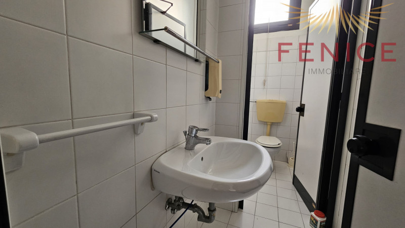 In zona artigianale di Asolo, proponiamo in vendita/affitto un ampio spazio commerciale e direzio...