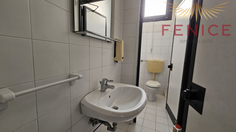 In zona artigianale di Asolo, proponiamo in vendita/affitto un ampio spazio commerciale e direzio...