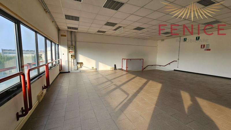 In zona artigianale di Asolo, proponiamo in vendita/affitto un ampio spazio commerciale e direzio...