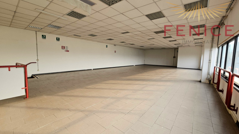 In zona artigianale di Asolo, proponiamo in vendita/affitto un ampio spazio commerciale e direzio...