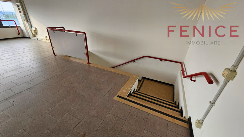 In zona artigianale di Asolo, proponiamo in vendita/affitto un ampio spazio commerciale e direzio...