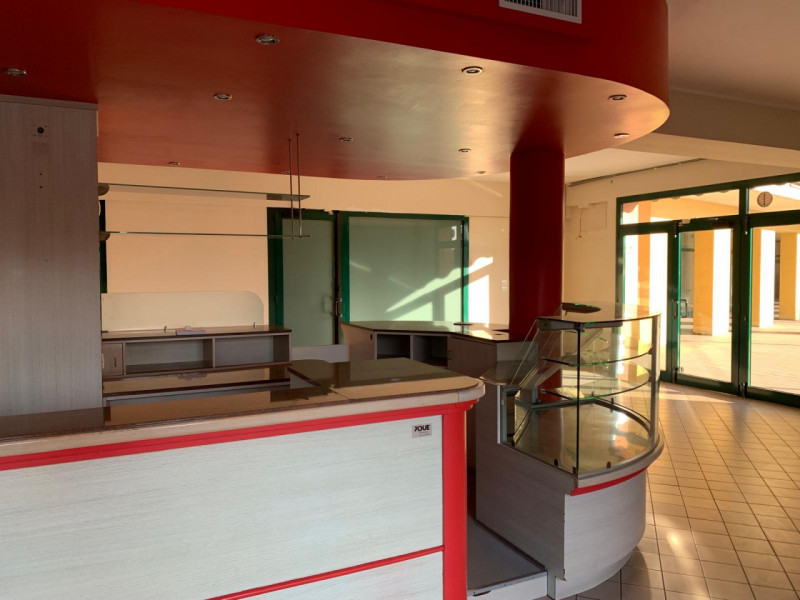 GUIZZA: Classe Energetica in fase di definizione.
Trattasi di negozio ubicato in quartiere preval...