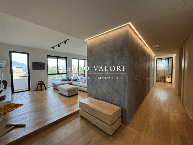 Rif. BA249 (per info 393 9878704 Daniel)

Proponiamo in vendita elegante Attico 3 camere, finemen...