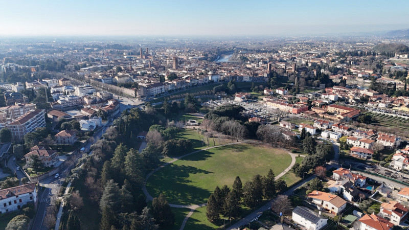 Rif. BA249 (per info 393 9878704 Daniel)

Proponiamo in vendita elegante Attico 3 camere, finemen...