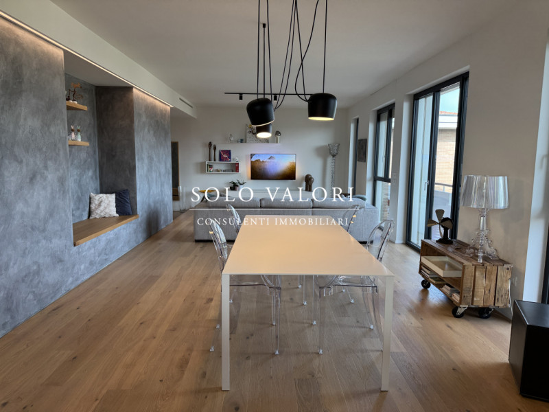 Rif. BA249 (per info 393 9878704 Daniel)

Proponiamo in vendita elegante Attico 3 camere, finemen...