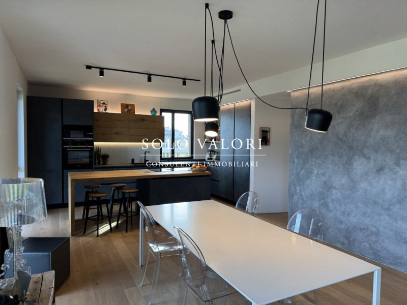 Rif. BA249 (per info 393 9878704 Daniel)

Proponiamo in vendita elegante Attico 3 camere, finemen...