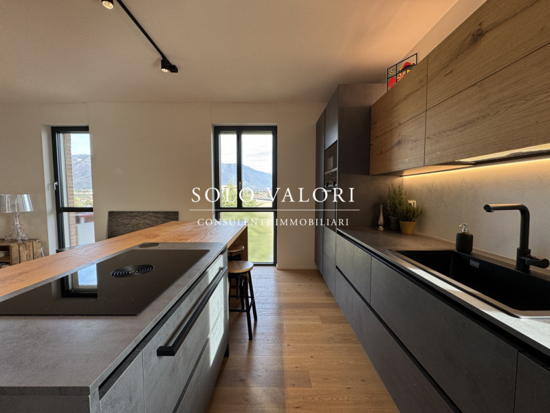 Rif. BA249 (per info 393 9878704 Daniel)

Proponiamo in vendita elegante Attico 3 camere, finemen...