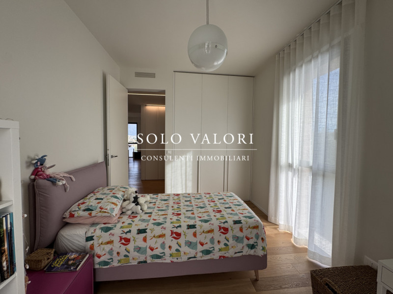 Rif. BA249 (per info 393 9878704 Daniel)

Proponiamo in vendita elegante Attico 3 camere, finemen...