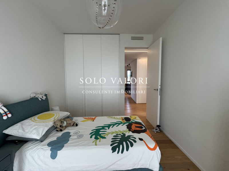 Rif. BA249 (per info 393 9878704 Daniel)

Proponiamo in vendita elegante Attico 3 camere, finemen...