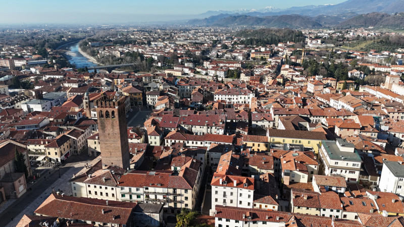 Rif. BA249 (per info 393 9878704 Daniel)

Proponiamo in vendita elegante Attico 3 camere, finemen...