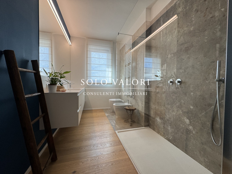 Rif. BA249 (per info 393 9878704 Daniel)

Proponiamo in vendita elegante Attico 3 camere, finemen...