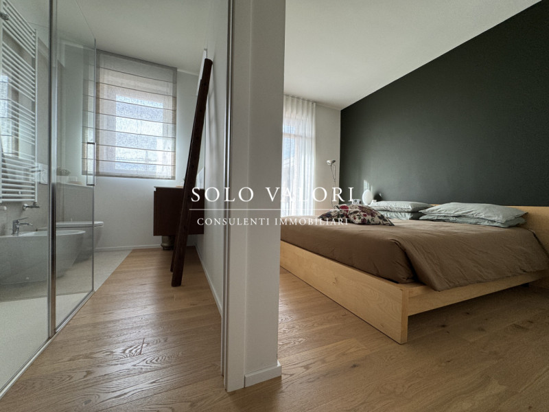 Rif. BA249 (per info 393 9878704 Daniel)

Proponiamo in vendita elegante Attico 3 camere, finemen...