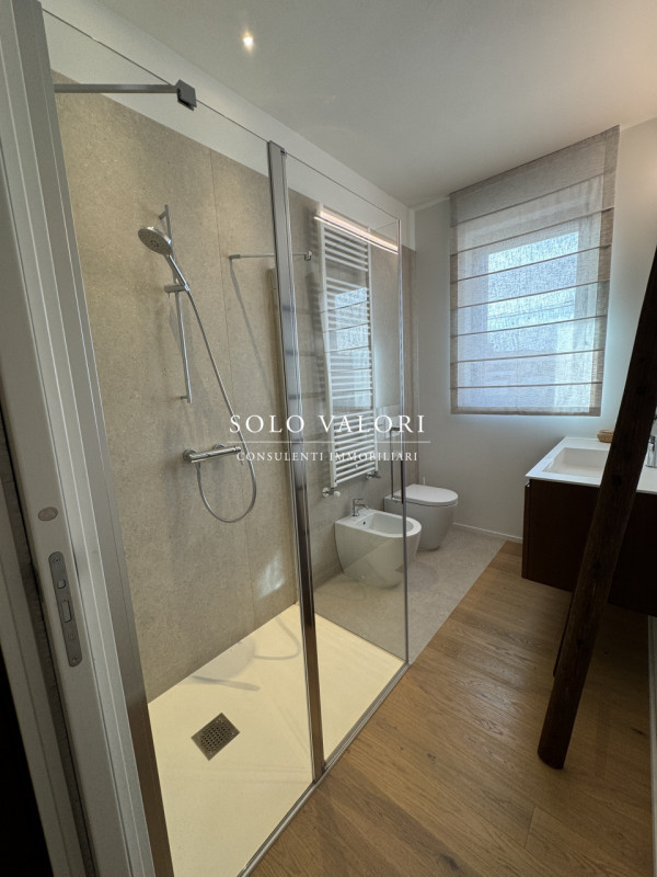 Rif. BA249 (per info 393 9878704 Daniel)

Proponiamo in vendita elegante Attico 3 camere, finemen...