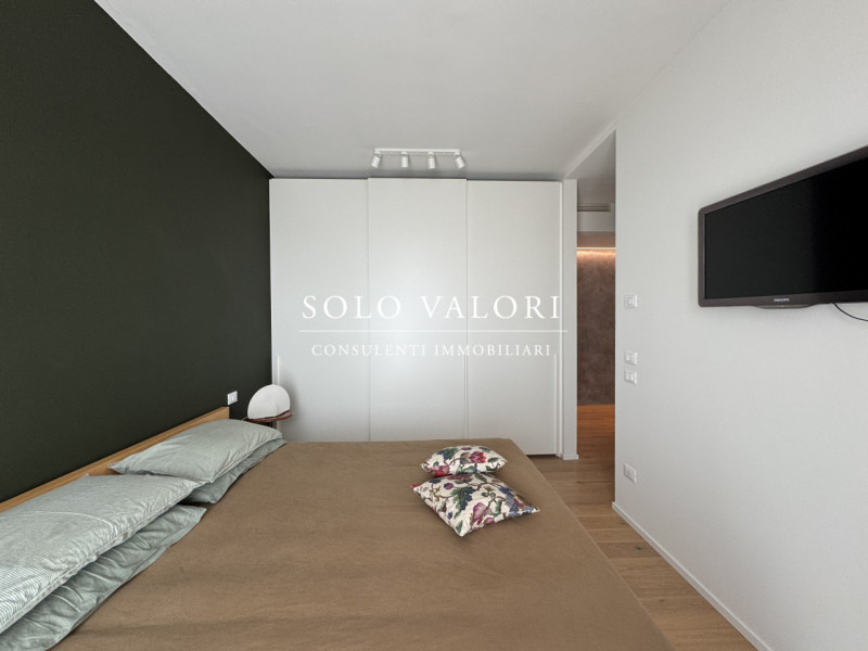 Rif. BA249 (per info 393 9878704 Daniel)

Proponiamo in vendita elegante Attico 3 camere, finemen...