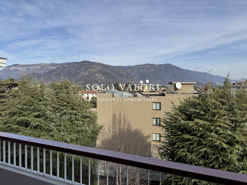 Rif. BA249 (per info 393 9878704 Daniel)

Proponiamo in vendita elegante Attico 3 camere, finemen...