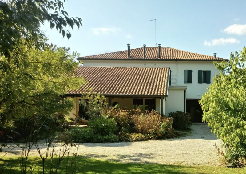 (Per INFO 3316190143) A Vedelago, immersi nel verde del Parco del Sile, in zona prestigiosa e mol...