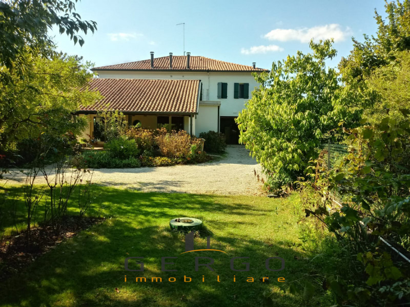 (Per INFO 3316190143) A Vedelago, immersi nel verde del Parco del Sile, in zona prestigiosa e mol...