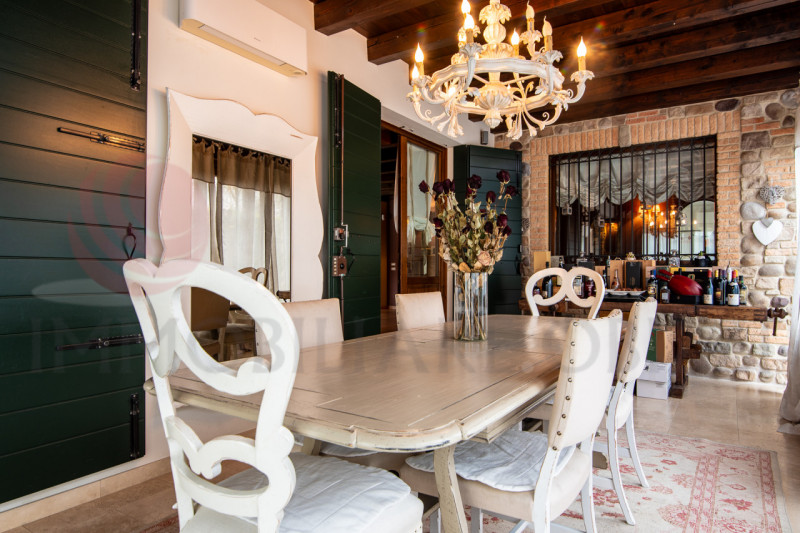 Situata nel cuore di Abano Terme, nota per le sue famose sorgenti termali e un clima mite tutto l...