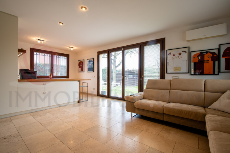 Situata nel cuore di Abano Terme, nota per le sue famose sorgenti termali e un clima mite tutto l...