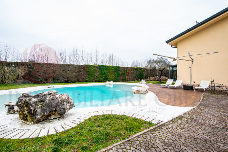 Situata nel cuore di Abano Terme, nota per le sue famose sorgenti termali e un clima mite tutto l...