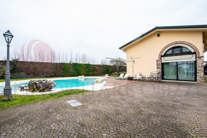 Situata nel cuore di Abano Terme, nota per le sue famose sorgenti termali e un clima mite tutto l...