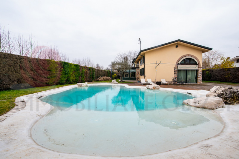 Situata nel cuore di Abano Terme, nota per le sue famose sorgenti termali e un clima mite tutto l...