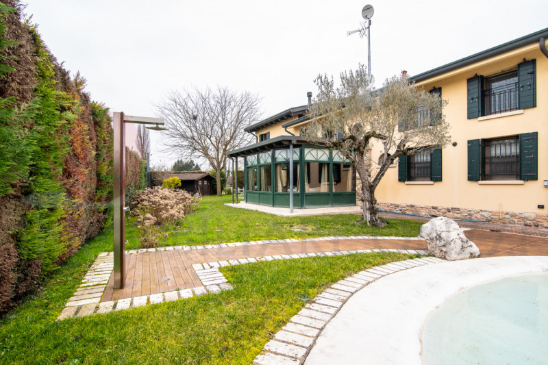 Situata nel cuore di Abano Terme, nota per le sue famose sorgenti termali e un clima mite tutto l...