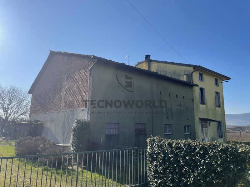 Scopri questa splendida casa singola terratetto situata nel comune di Malo, immersa in un terreno...