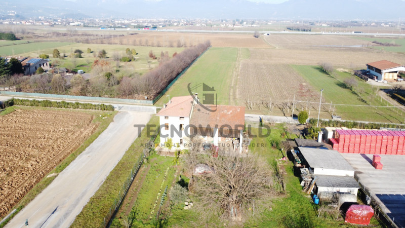 Scopri questa splendida casa singola terratetto situata nel comune di Malo, immersa in un terreno...
