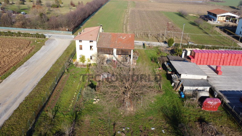 Scopri questa splendida casa singola terratetto situata nel comune di Malo, immersa in un terreno...