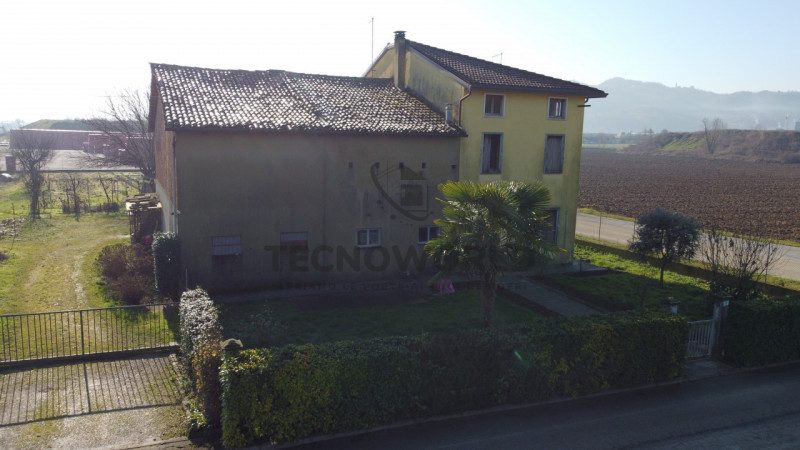 Scopri questa splendida casa singola terratetto situata nel comune di Malo, immersa in un terreno...