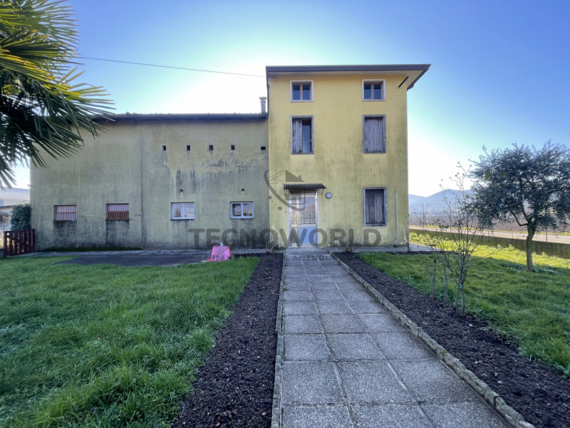 Scopri questa splendida casa singola terratetto situata nel comune di Malo, immersa in un terreno...