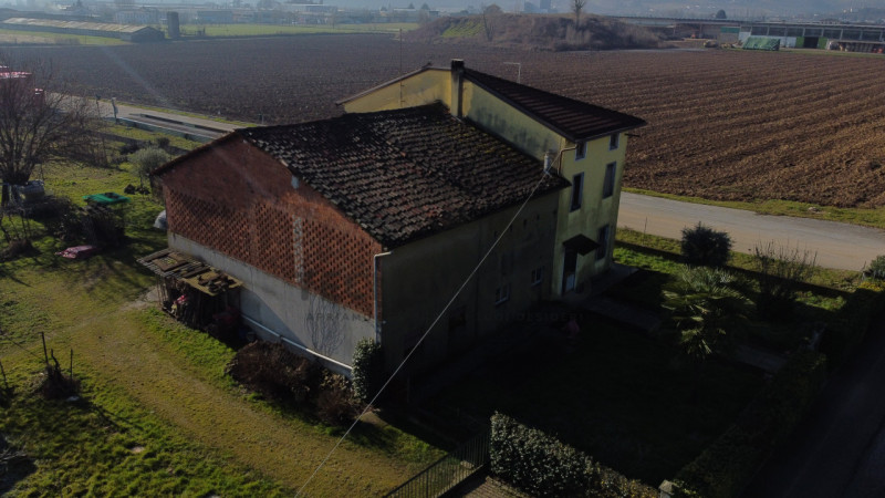 Scopri questa splendida casa singola terratetto situata nel comune di Malo, immersa in un terreno...