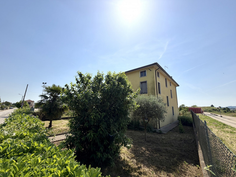 Scopri questa splendida casa singola terratetto situata nel comune di Malo, immersa in un terreno...