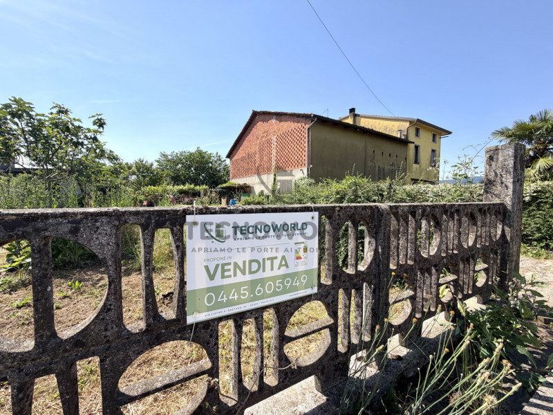 Scopri questa splendida casa singola terratetto situata nel comune di Malo, immersa in un terreno...