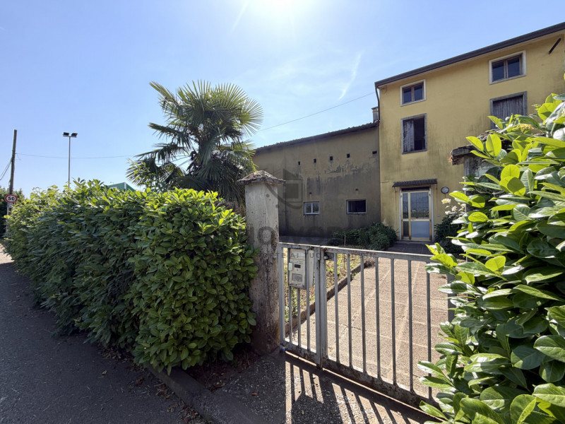 Scopri questa splendida casa singola terratetto situata nel comune di Malo, immersa in un terreno...