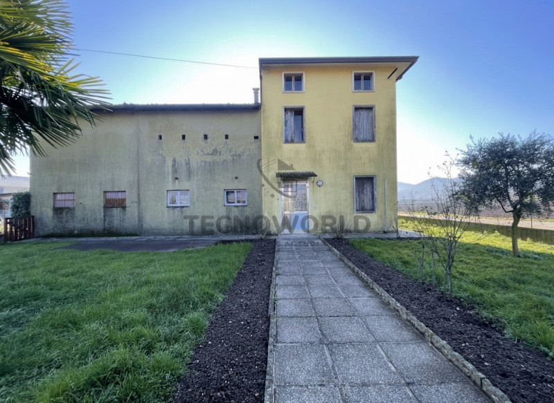 Scopri questa splendida casa singola terratetto situata nel comune di Malo, immersa in un terreno...
