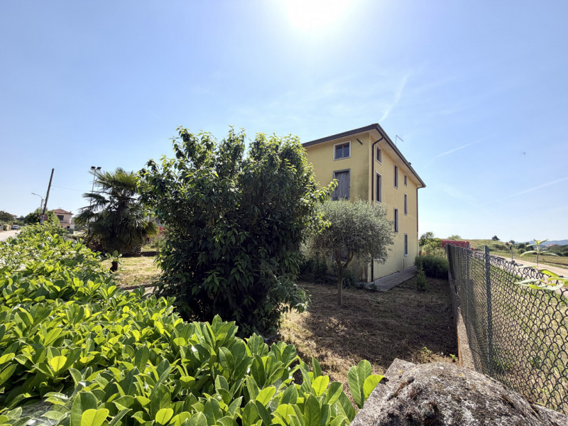 Scopri questa splendida casa singola terratetto situata nel comune di Malo, immersa in un terreno...