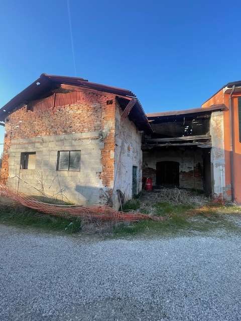 Campodarsego zona centrale VENDESI RUSTICO COMPLETAMENTE DA ABBATTERE.
Soluzione ideale per chi d...