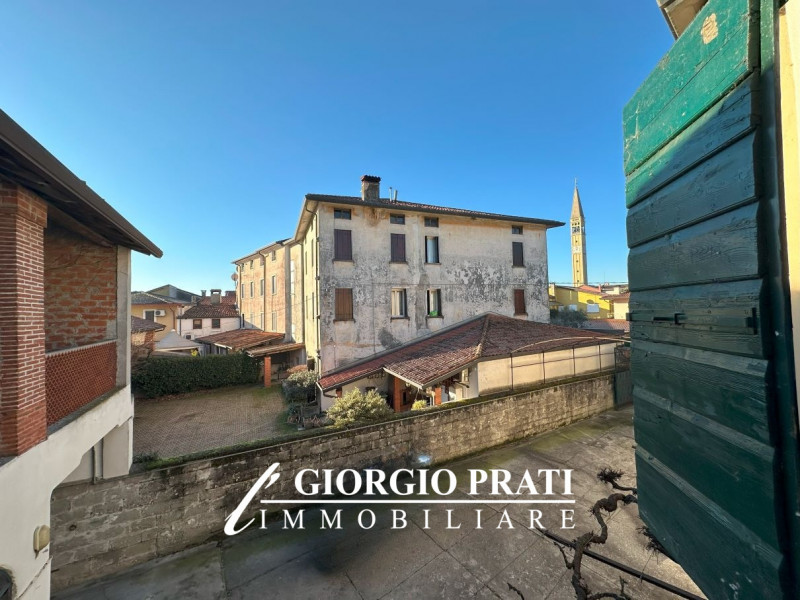 Scopri questo straordinario rustico, situato nel centro storico di Cartigliano (VI), in una vecch...