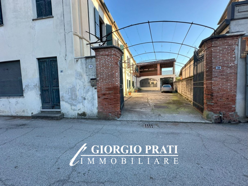 Scopri questo straordinario rustico, situato nel centro storico di Cartigliano (VI), in una vecch...