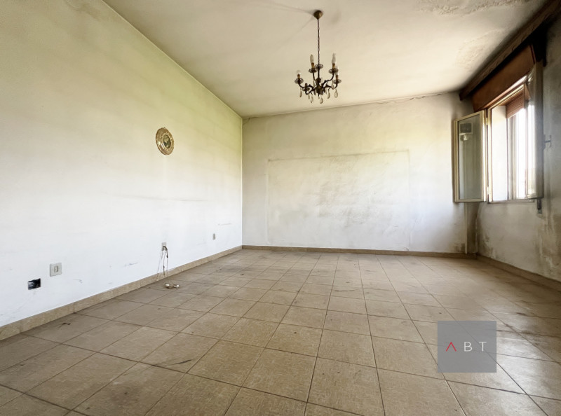 Porzione di casa composta di: ingresso, cucina, tre camere, due bagni, lavanderia, annesso negozi...