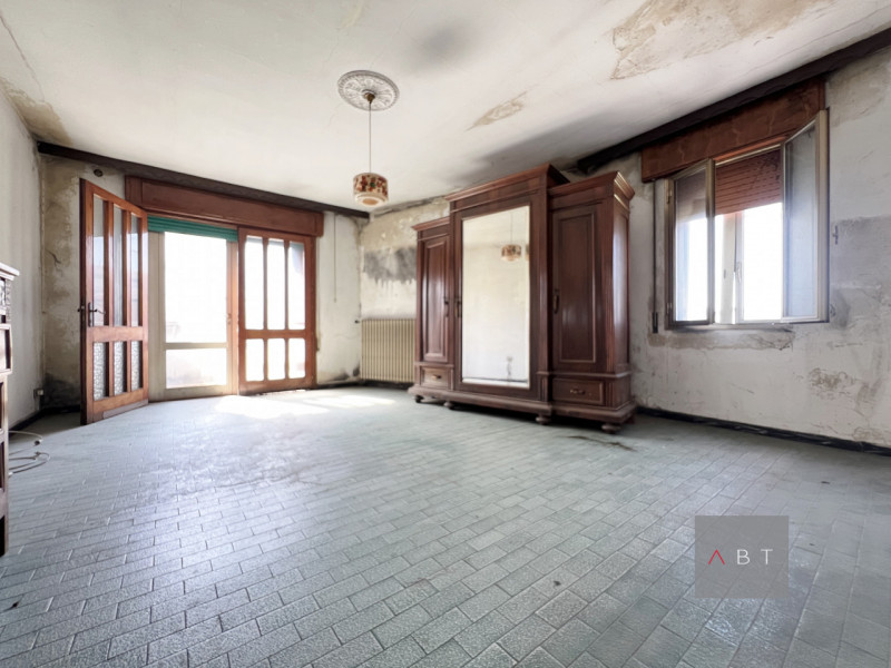 Porzione di casa composta di: ingresso, cucina, tre camere, due bagni, lavanderia, annesso negozi...