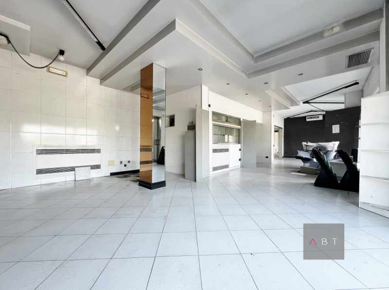 Porzione di casa composta di: ingresso, cucina, tre camere, due bagni, lavanderia, annesso negozi...