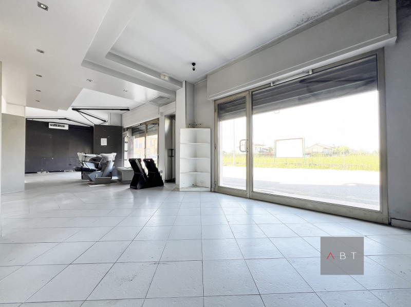 Porzione di casa composta di: ingresso, cucina, tre camere, due bagni, lavanderia, annesso negozi...