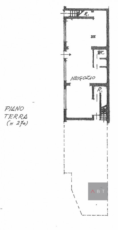 Porzione di casa composta di: ingresso, cucina, tre camere, due bagni, lavanderia, annesso negozi...